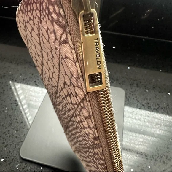 Travelon Quilted Snake Print Wristlet Pouch - Neutral Grey/Beige RFID - Picture 11 of 12